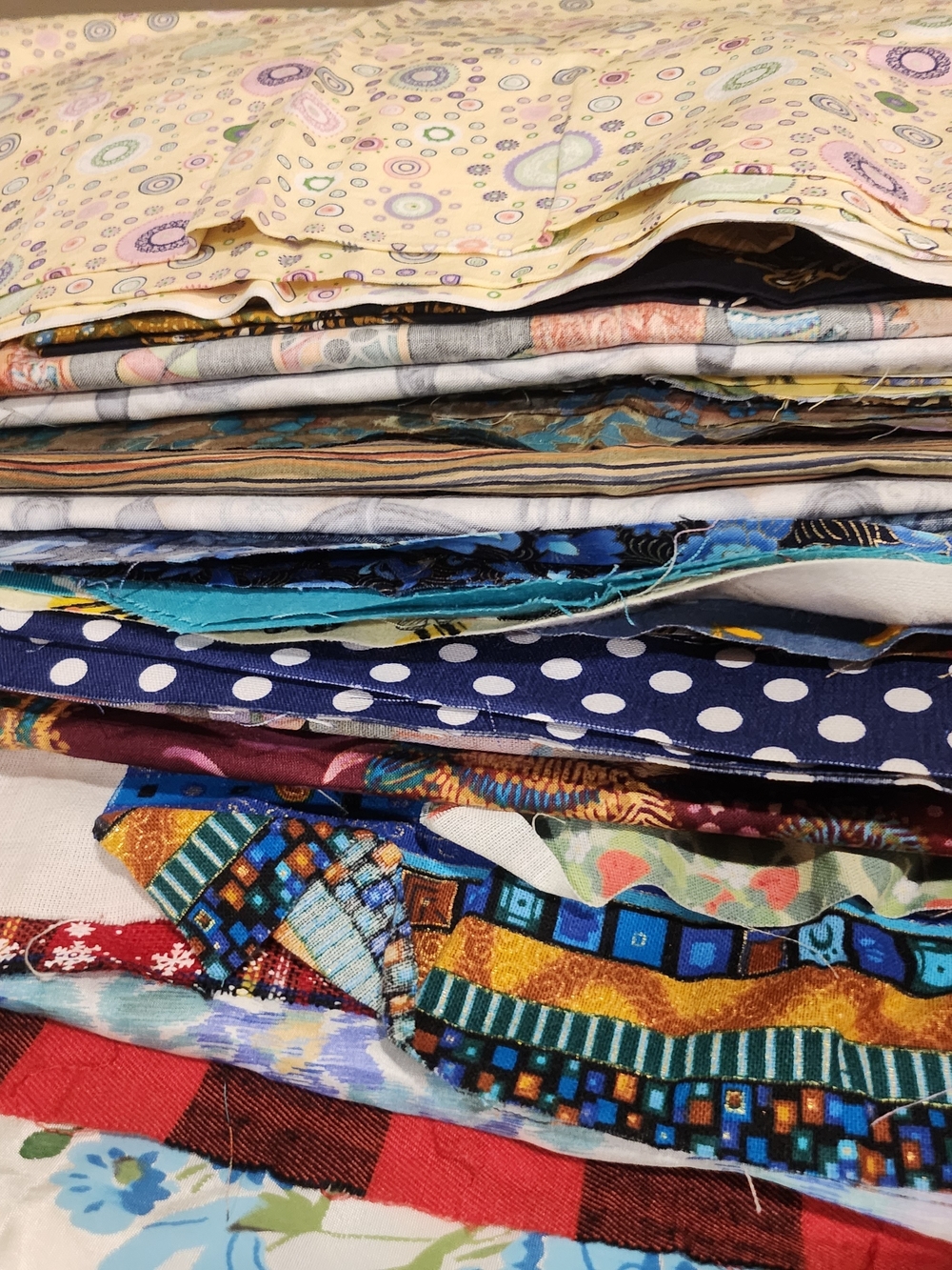 ONE Fabric Fat Quarter 18x21 (choose from pile) - Picture 13 of 14